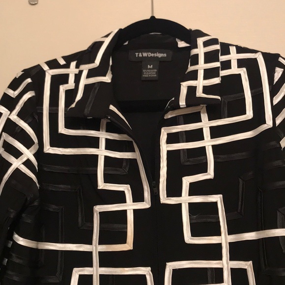 Long sleeve black and white jacket. - Picture 2 of 4